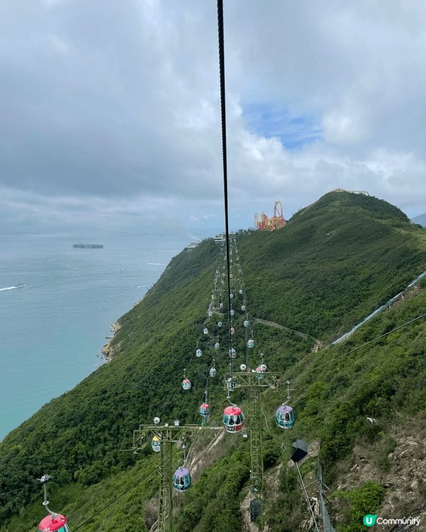 坐海洋公園纜車欣賞美麗風景，觀賞海洋劇場表演，玩樂後吃一頓豐...