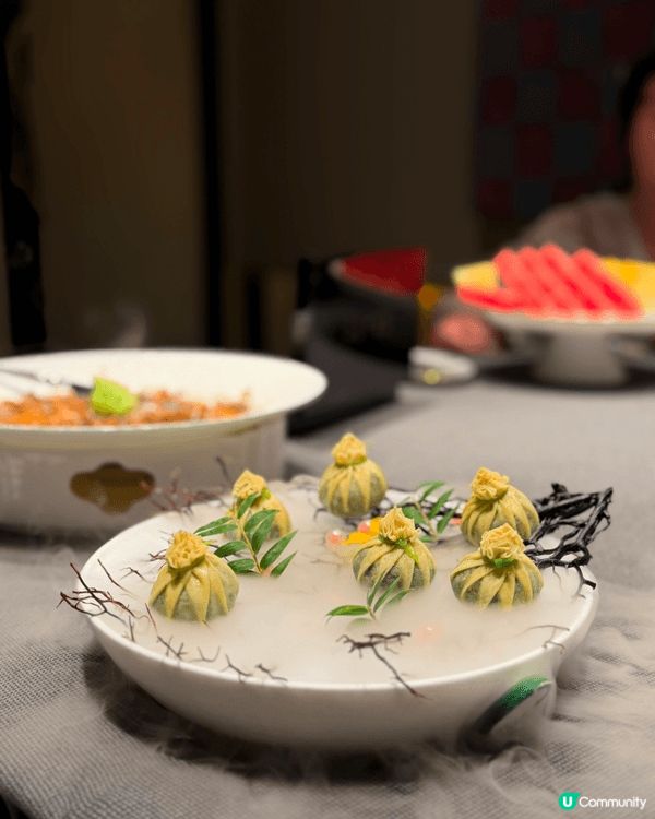 夏日炎炎和朋友們於冷氣房內一起品嚐美味的中菜，每一道菜式令我...