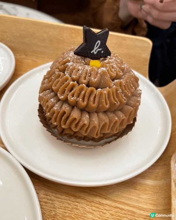 係agnès b. 坐低嘆個tea，都幾開心～3件cake以...