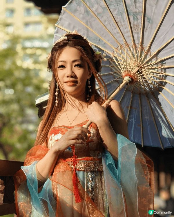 上面嘅圖片全部都係香港影㗎，第一張就係嶺南之風，第一個影古裝...