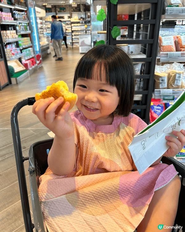 每星期六日，我哋一家都會去試唔同既食店及行到邊食到邊