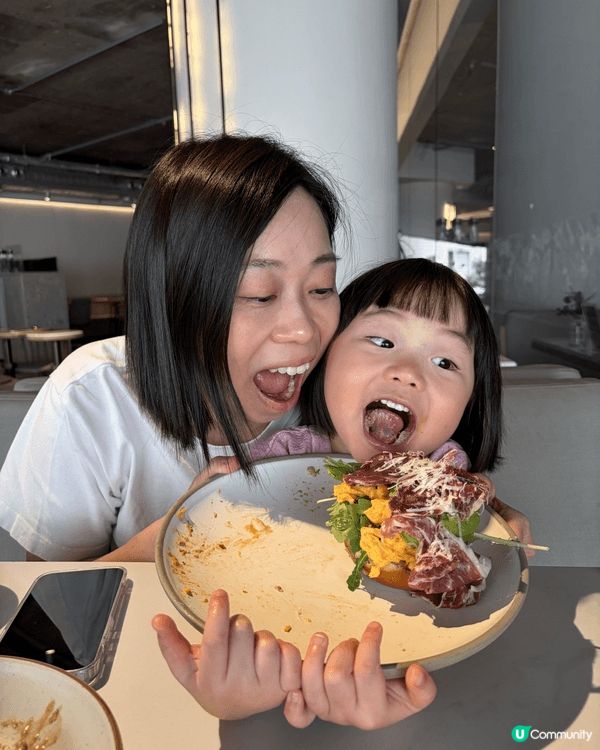 每星期六日，我哋一家都會去試唔同既食店及行到邊食到邊