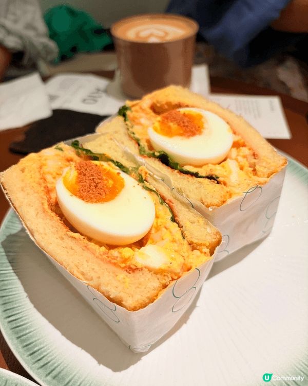 每星期六日，我哋一家都會去試唔同既食店及行到邊食到邊