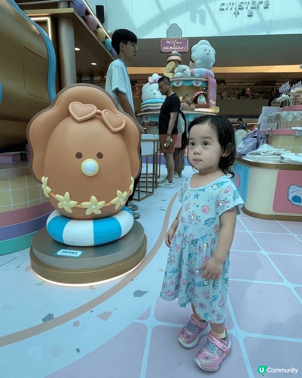 Mos Town 生蠔BB展，有不少夏日沙灘派對造型打卡位，...