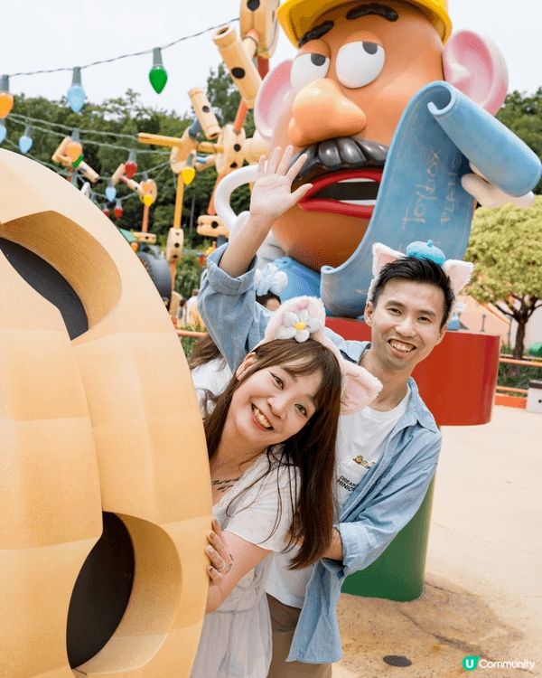 在一個陽光普照的日子上，與老婆一起在迪士尼公園共度了久違的二...