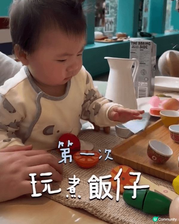 第一張照片：一個可愛的寶寶穿著麵包超人的衣服，神氣十足地坐在...