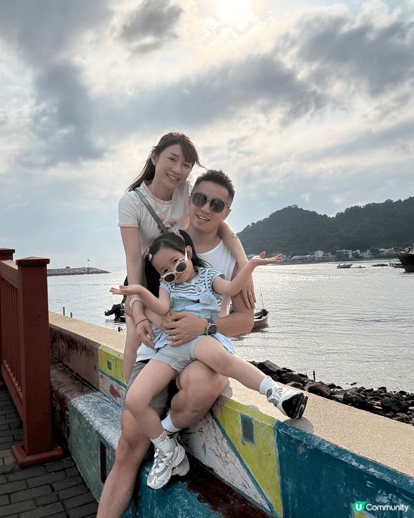這張在香港科學園海邊拍的全家福，滿滿都是清爽自在的夏日氛圍🌊...