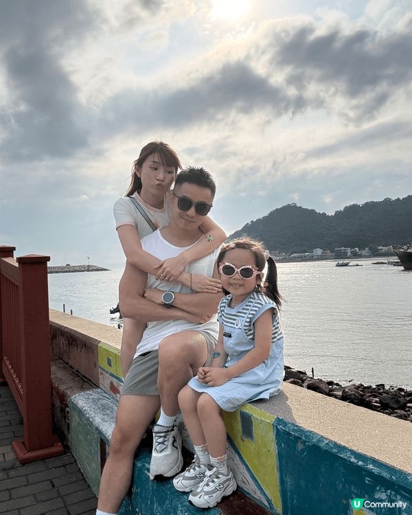 這張在香港科學園海邊拍的全家福，滿滿都是清爽自在的夏日氛圍🌊...