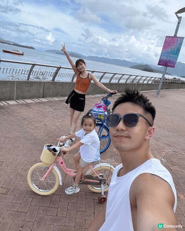 這張在香港科學園海邊拍的全家福，滿滿都是清爽自在的夏日氛圍🌊...