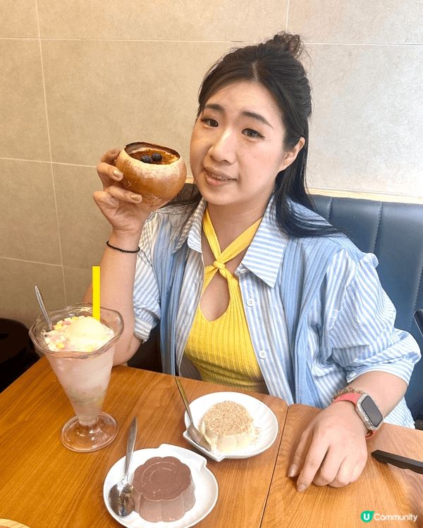 這款充滿夏日風情的甜品是椰皇焦糖燉蛋。店家特別選用天然的整顆...