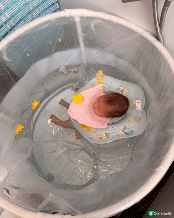 我推薦家長可以購買嬰兒水池同水泡，可以在家中幫嬰兒練習遊水，...