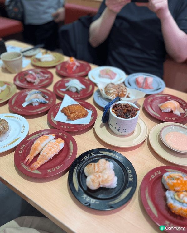 原本話食幾碟，結果張枱滿到似壽司展覽會。🍣😂