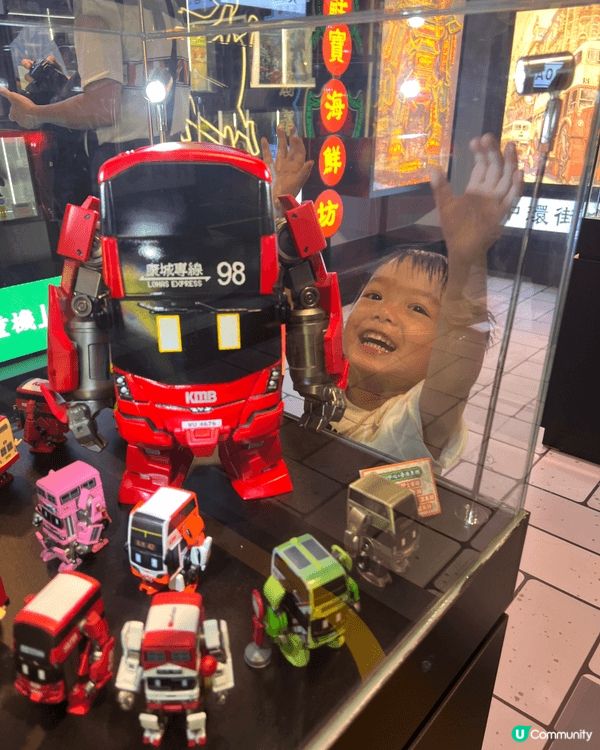 早前喺網上見到唔小人介紹始創中心既聯乘本地人氣插畫「香港重機...