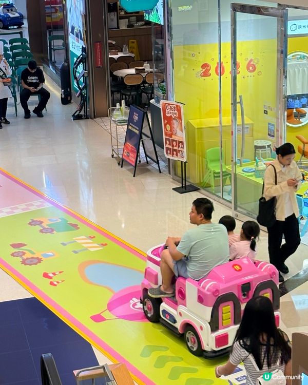 深圳最完善的親子商場，標誌性的紅色玻璃盒外型