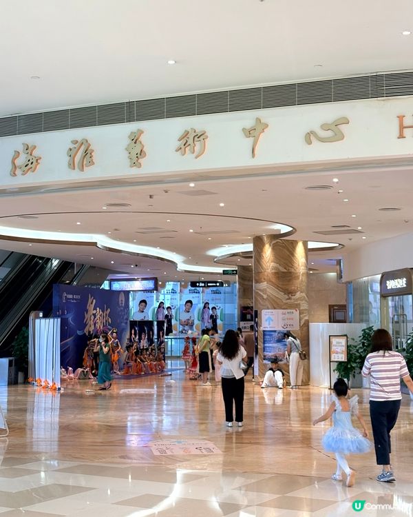 深圳最完善的親子商場，標誌性的紅色玻璃盒外型