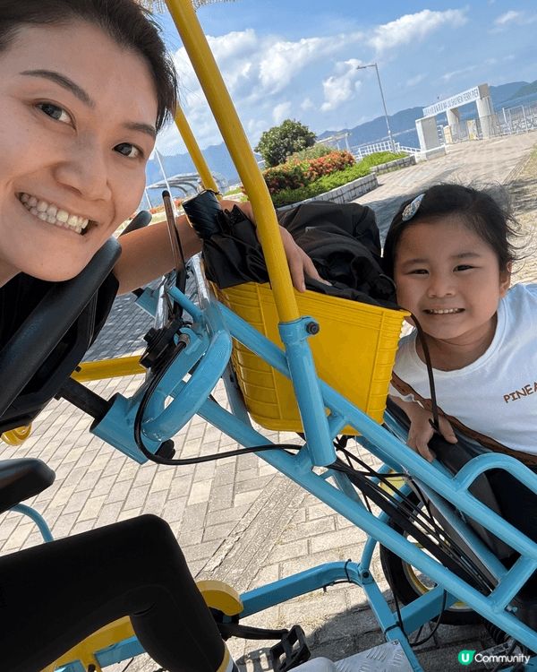 這個夏天去了海洋公園，在馬料水踩單車及參加了賽馬會的小馬大本...