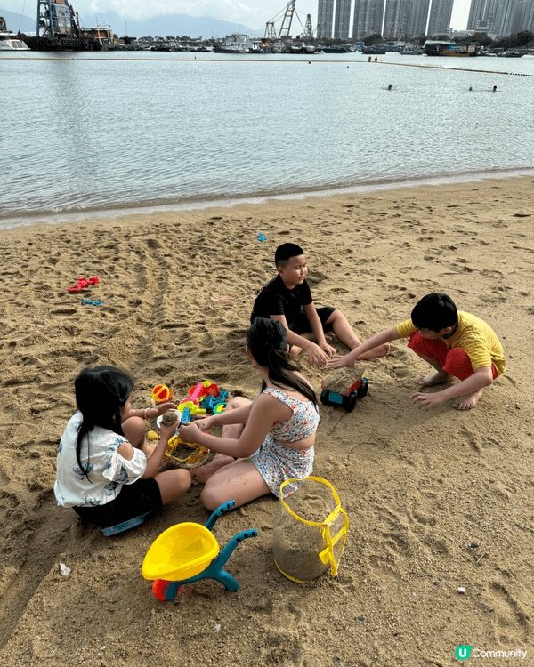 夏天小朋友一齊去沙灘，最鍾意去青山灣玩沙，因為比其他沙灘少人...