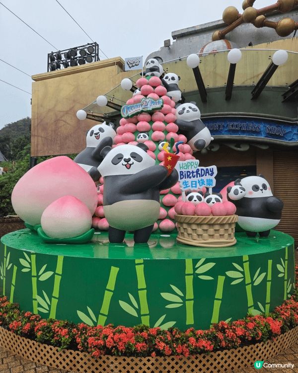 初次體驗海洋公園內的海龍王餐廳。海龍王餐廳是一間水族館餐廳，...