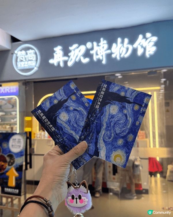 在深圳東門，偶遇了一場光影與視覺的藝術展覽，大片向日葵、紅玫...