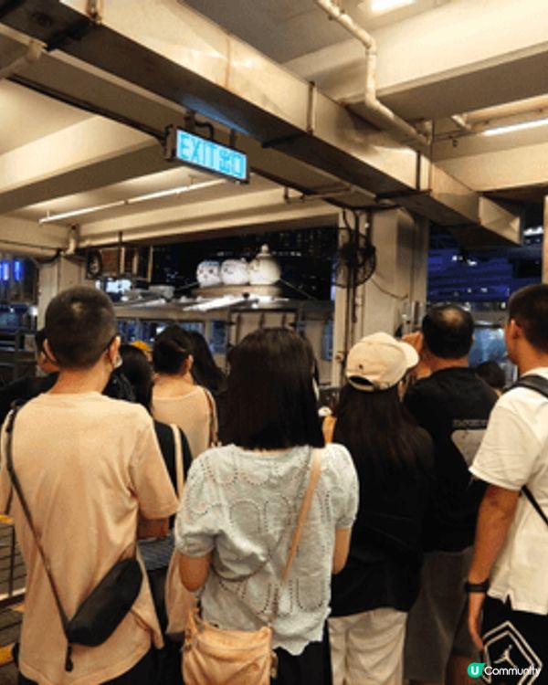 Chiikawa在天星小輪上，坐落不同位置，萌到不行，我真的...