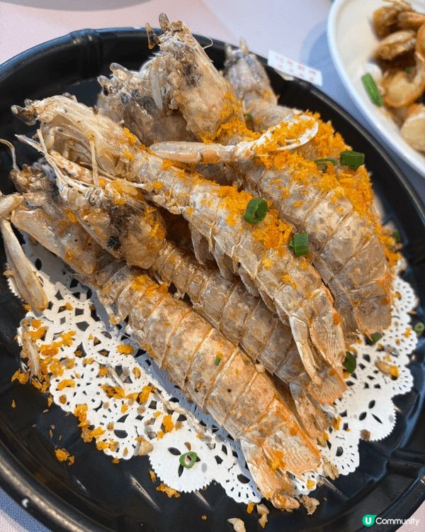 這是在深圳餐廳［79號漁船］，該餐廳有許多海鮮池，標好價格選...