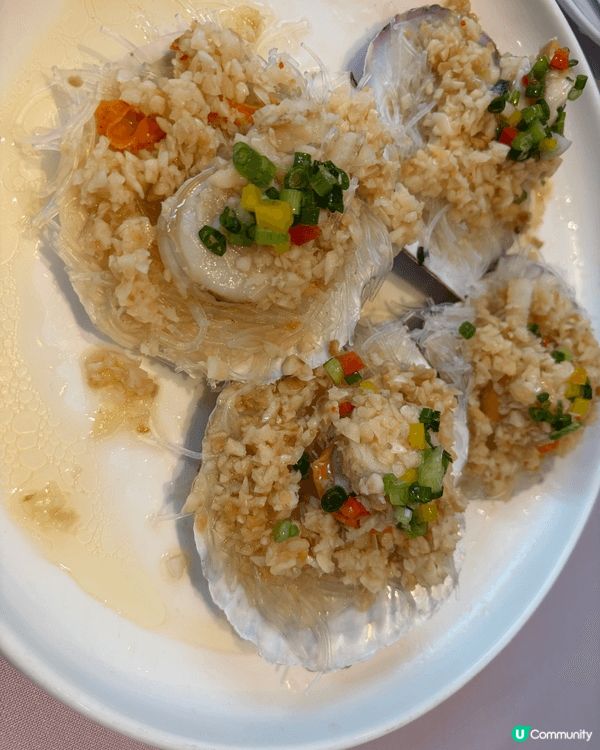 這是在深圳餐廳［79號漁船］，該餐廳有許多海鮮池，標好價格選...