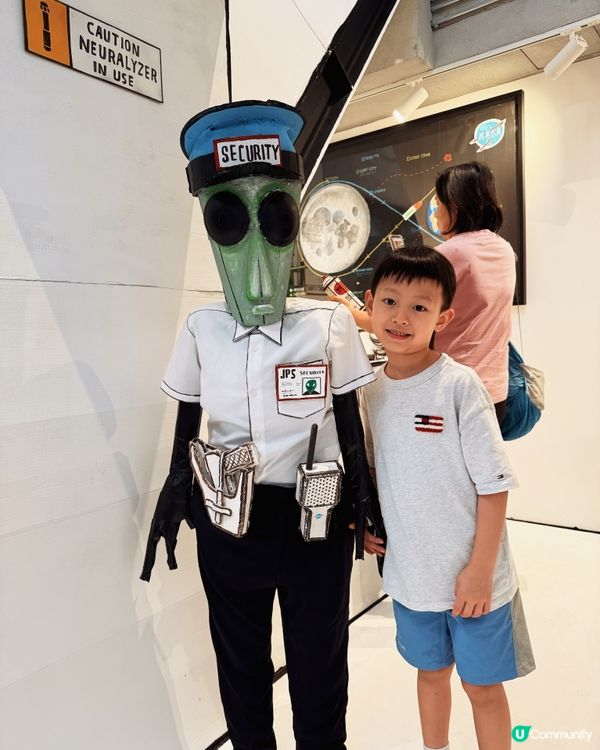 這個展也太古怪了吧！📦👽 1:1紙皮機場限時開箱