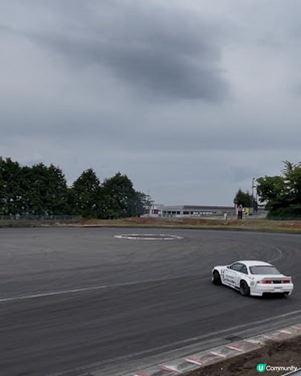 【2026 東京8天遊】富士賽車園區半日遊 ♥ 親臨富士山腳下的世界級賽車場 Fuji SpeedWay。參觀富士賽車博物館。到觀景餐廳邊觀賞賽車邊嘆午餐