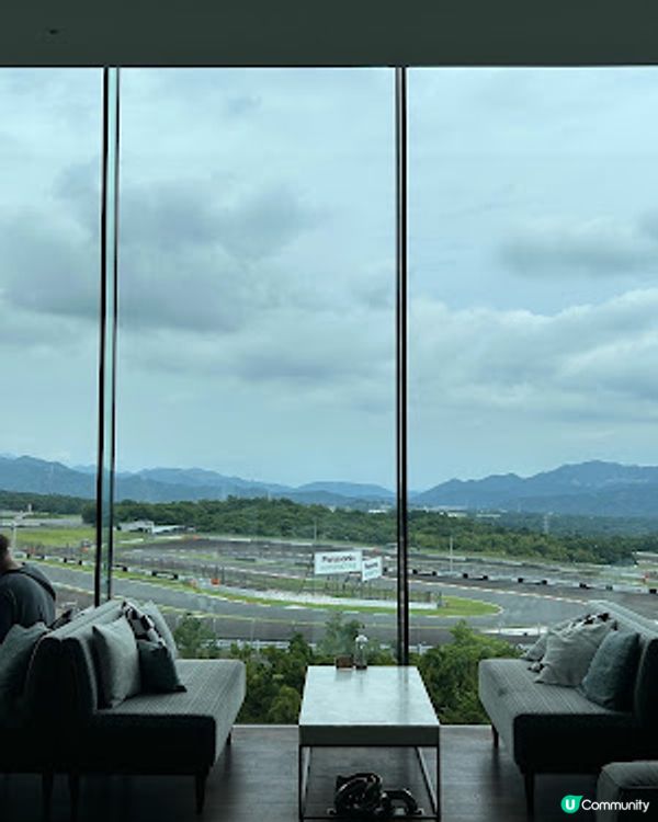 【2026 東京8天遊】富士賽車園區半日遊 ♥ 親臨富士山腳下的世界級賽車場 Fuji SpeedWay。參觀富士賽車博物館。到觀景餐廳邊觀賞賽車邊嘆午餐