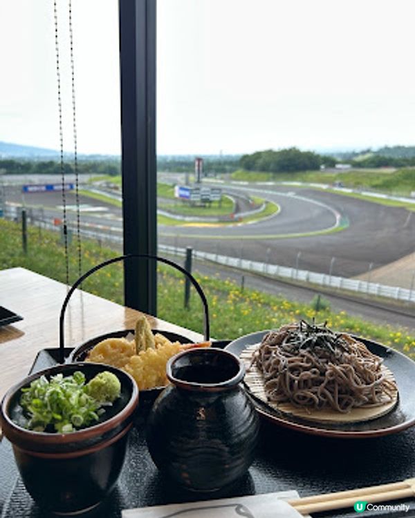【2026 東京8天遊】富士賽車園區半日遊 ♥ 親臨富士山腳下的世界級賽車場 Fuji SpeedWay。參觀富士賽車博物館。到觀景餐廳邊觀賞賽車邊嘆午餐
