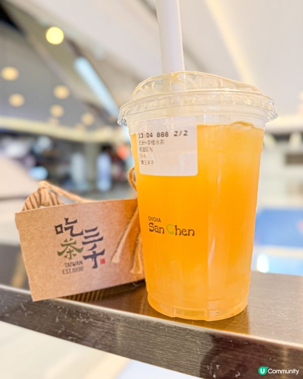 海港城二樓直行到尾有間吃茶三千,門前有座位,岩晒我想坐下飲啖...