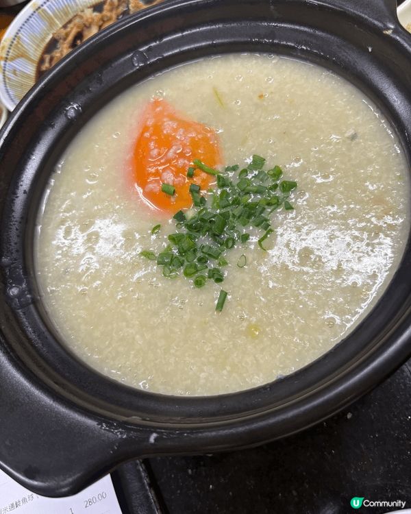 這個假期去了澳門旅遊，吃了很出名的六記水蟹粥和鯪魚球，非常好...