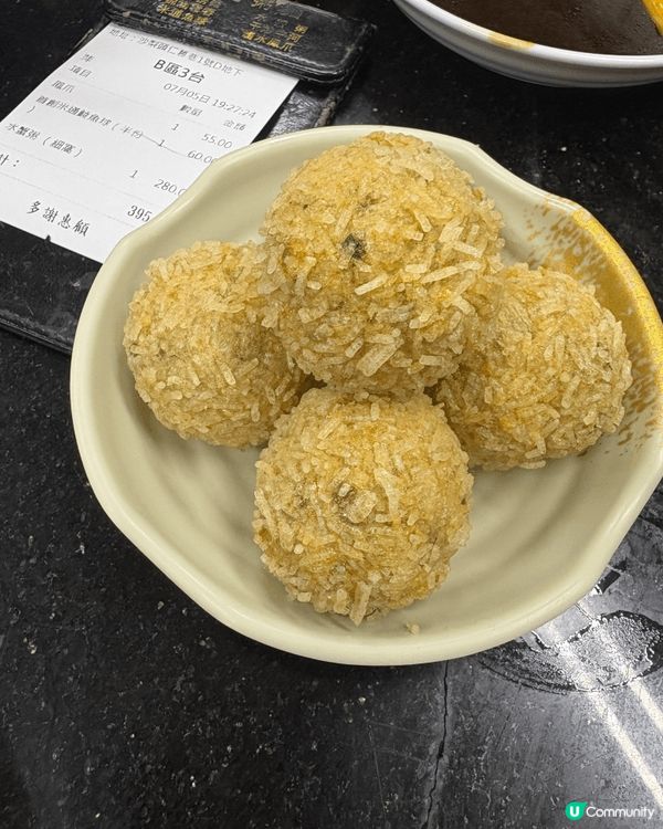 這個假期去了澳門旅遊，吃了很出名的六記水蟹粥和鯪魚球，非常好...