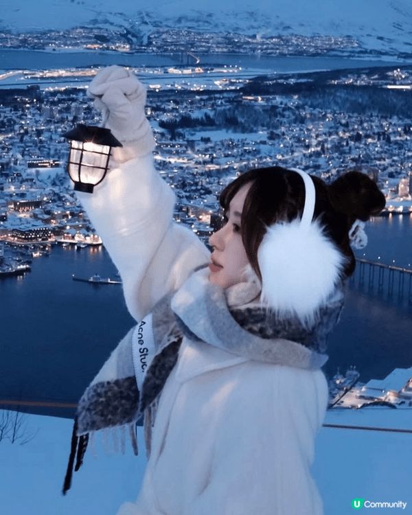 呢張假日打卡靚相充滿浪漫嘅冬日氣氛！身處喺白雪皚皚嘅雪山高處...