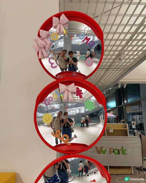 喜歡在街道上尋找有特色的圓鏡子與心愛的人自拍一番，放下手機，...