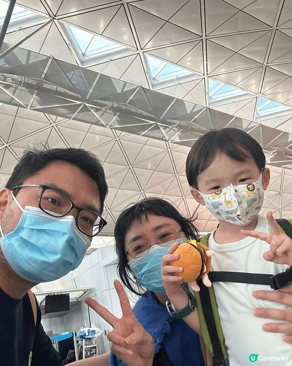 這幅照片是在香港國際機場拍攝的，特別的地方是我和哥哥和侄子第...