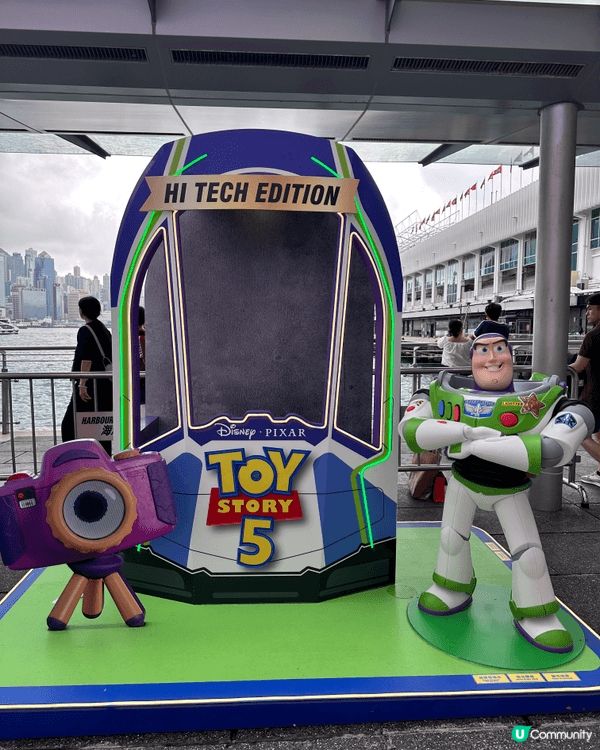 這是在海港城外圍影的，一直好喜歡toy story 的電影，...