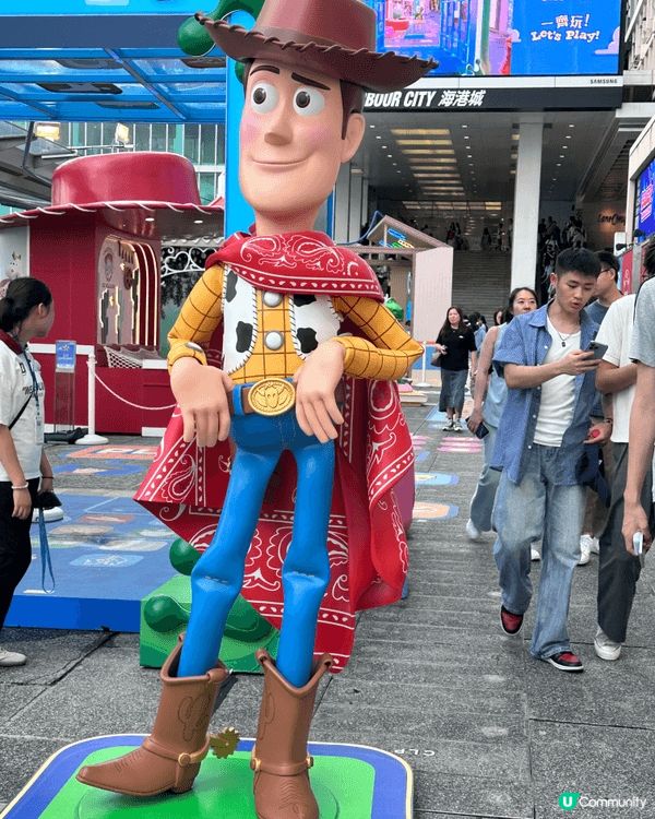 這是在海港城外圍影的，一直好喜歡toy story 的電影，...