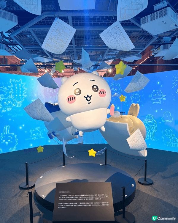 假日走進Chiikawa展覽打卡，巨型小八公仔軟萌搶眼，色彩...