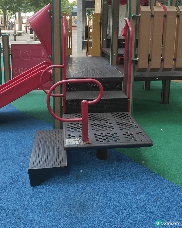 見到此給我裝修的靈感  上下梯級   上層做睡房中層做客飯庁...