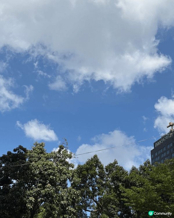 「香港真的很美」，藍天白雲，穿上可愛活力的衣服感受香港大自然...