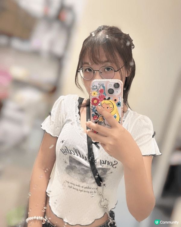 「香港真的很美」，藍天白雲，穿上可愛活力的衣服感受香港大自然...
