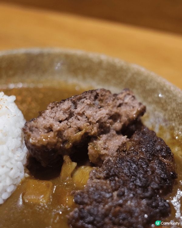 牛肉漢堡扒賣相吸引，一上枱已經聞到很香的日式咖喱味，切開自家...