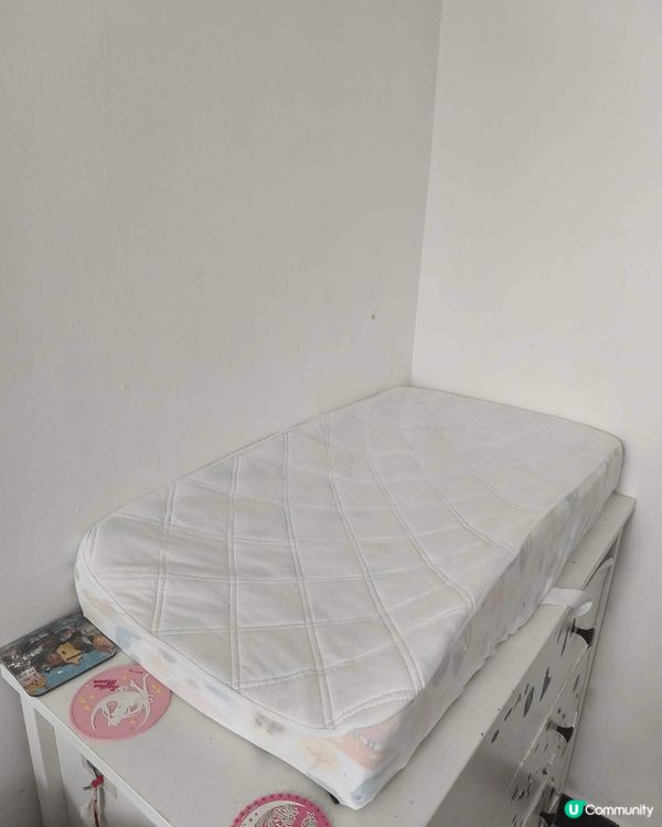 同BB沖涼一定要用浴盤，既安全又衞生，用換片墊幫BB換尿片，...