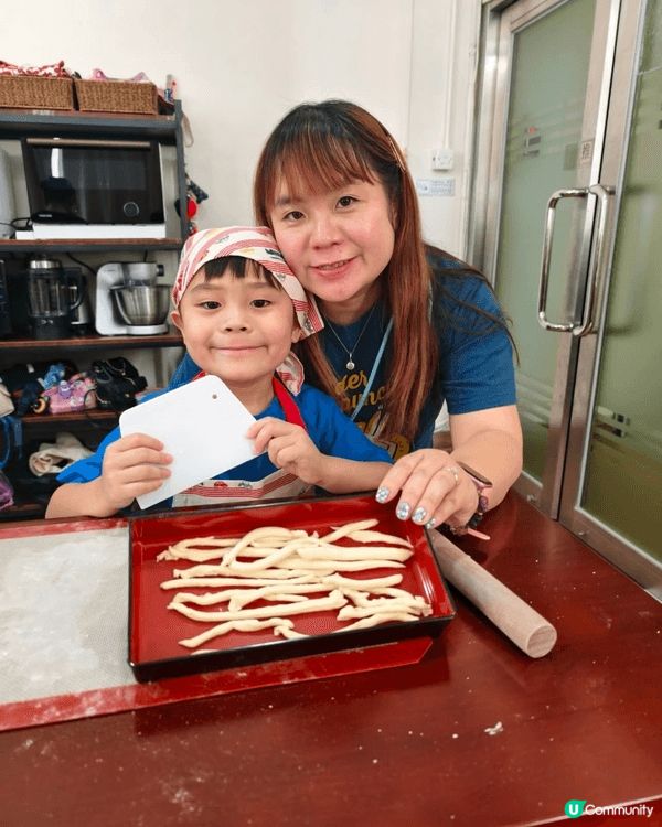 暑假當然係去食同玩啦，所以我帶埋仔仔一齊去製作烏冬，同埋上深...