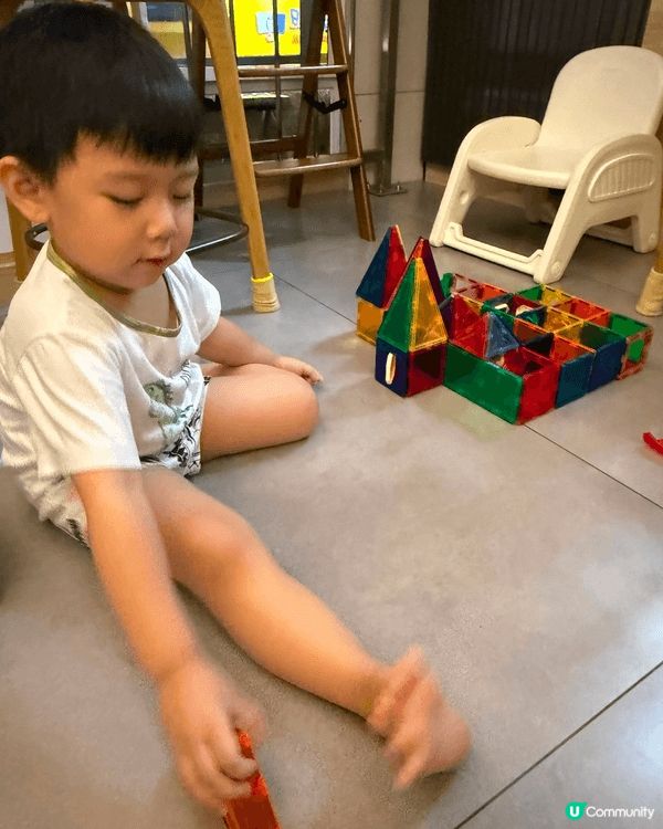 最近買了這個磁石拼圖給小朋友玩，這款磁石拼圖真的很適合兩歲以...