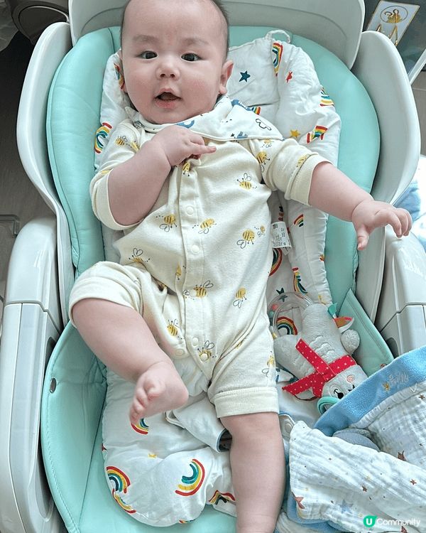 Combi high chair 嬰兒時期就可以用，可以當午...