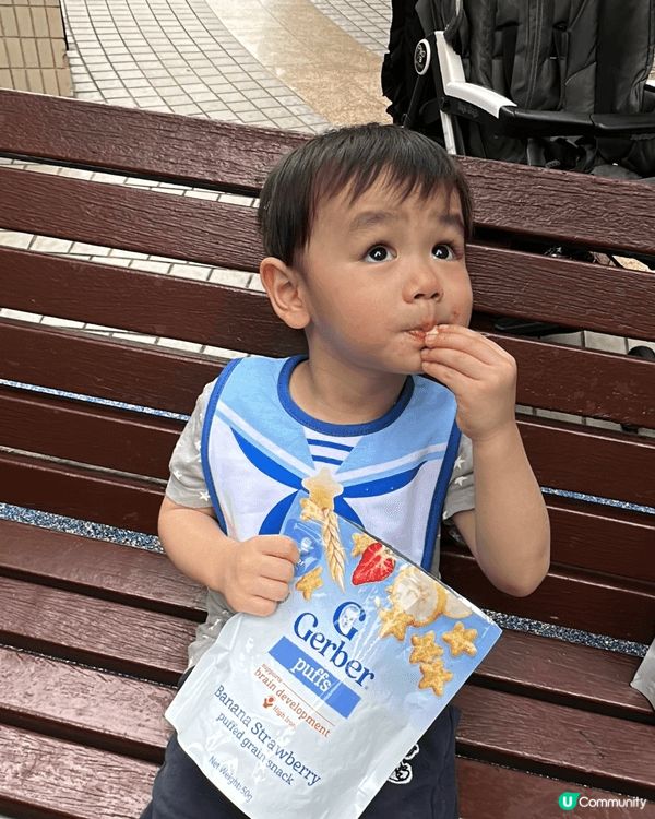 Combi high chair 嬰兒時期就可以用，可以當午...