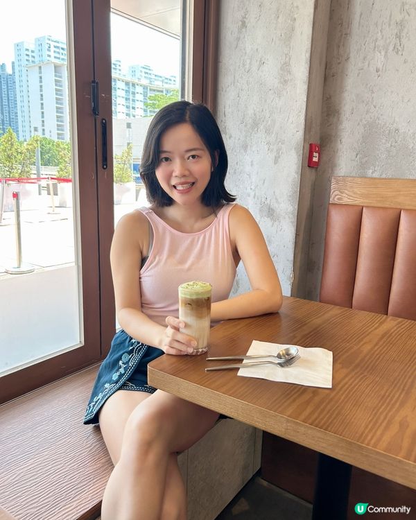 喜歡呢間新開的木系設計的cafe , 落地玻璃透光入到餐廳,...