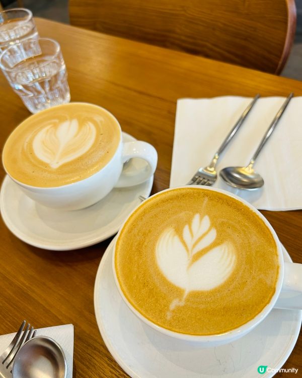 喜歡呢間新開的木系設計的cafe , 落地玻璃透光入到餐廳,...